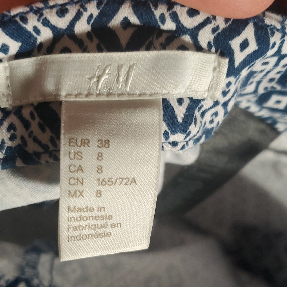 H&M Blue and White Patterned Cropped Pants - Picture 9 of 9